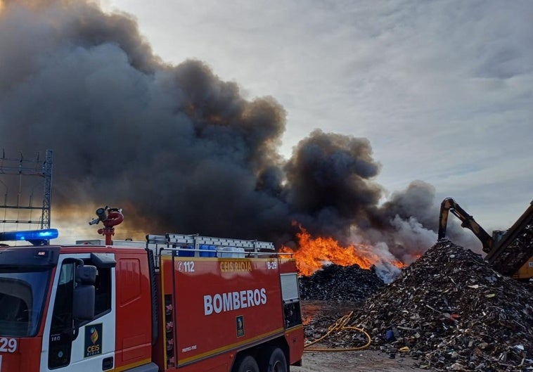 Arde el patio de la empresa Asider en Casalarreina